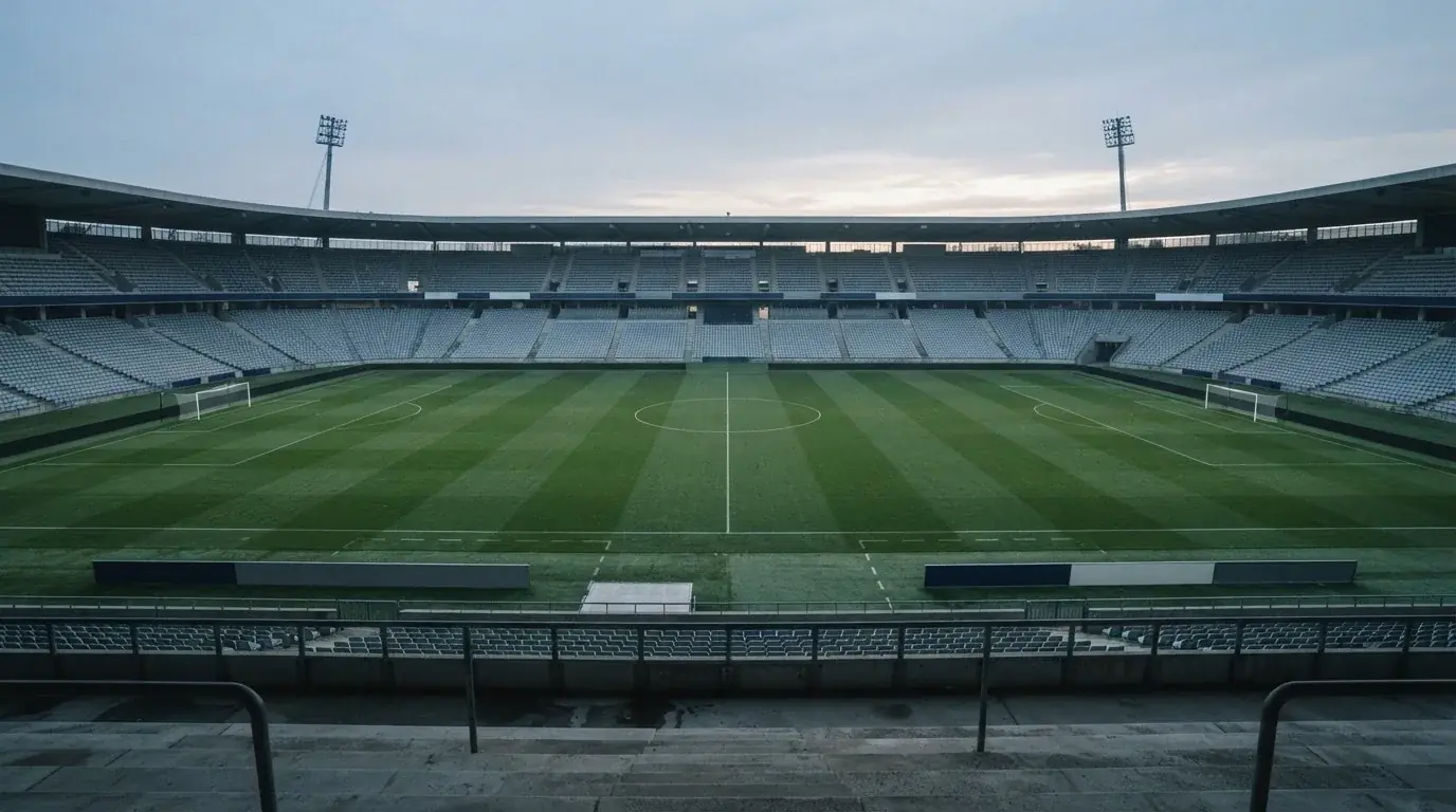 Campo de fútbol vacío con la línea de medio campo dividiendo el césped